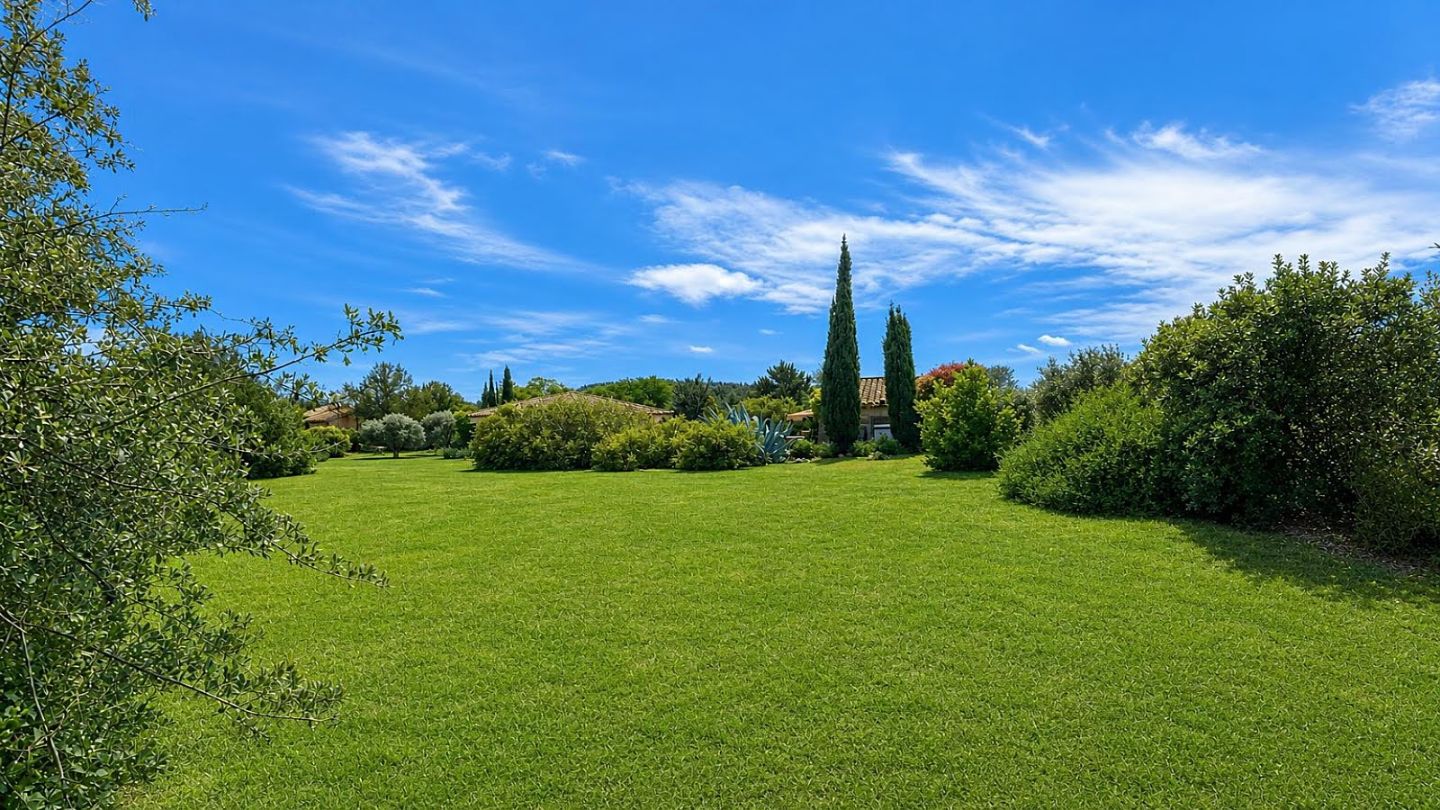 Villa avec belle vue, piscine, garage, jardin 2622 m² à Aigne