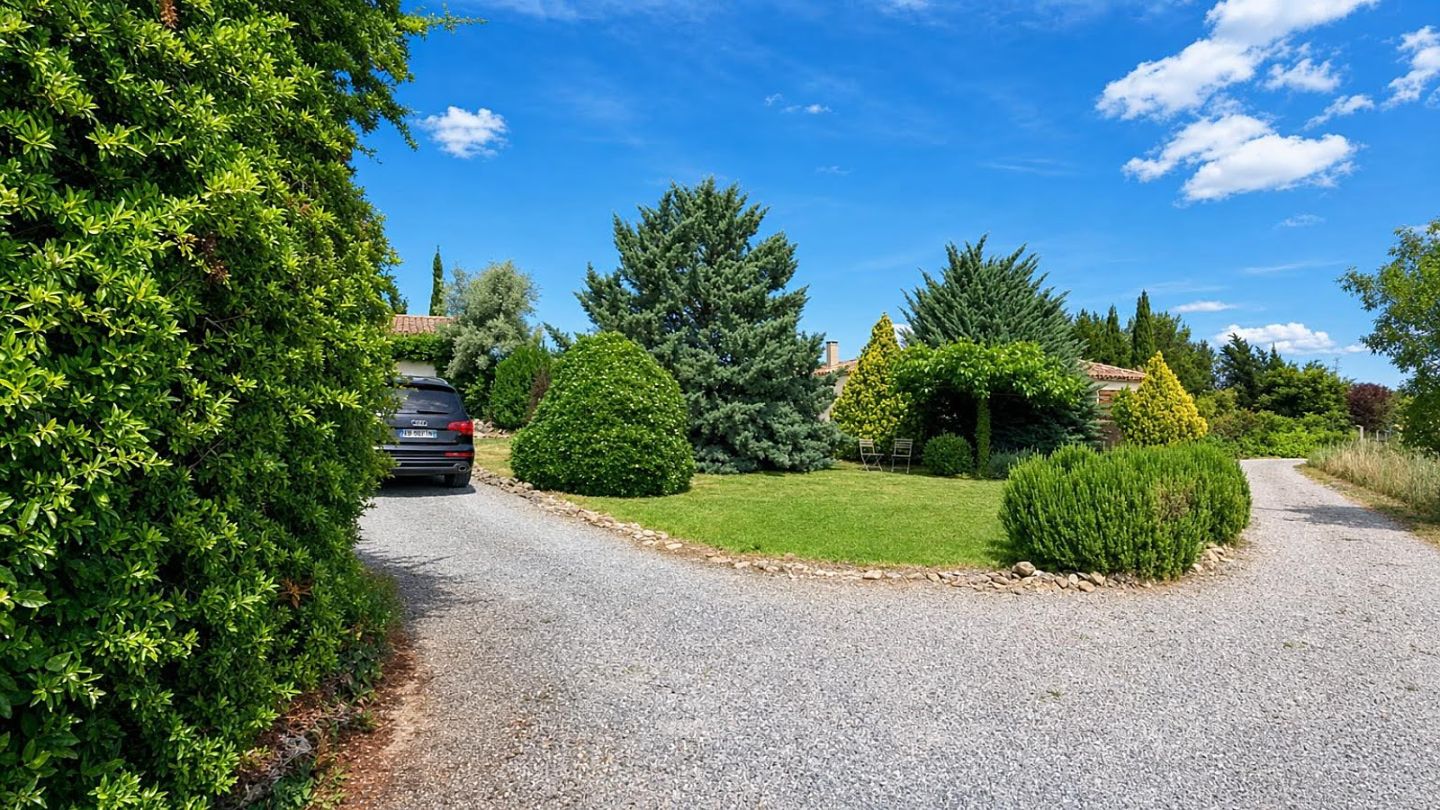 Villa avec belle vue, piscine, garage, jardin 2622 m² à Aigne