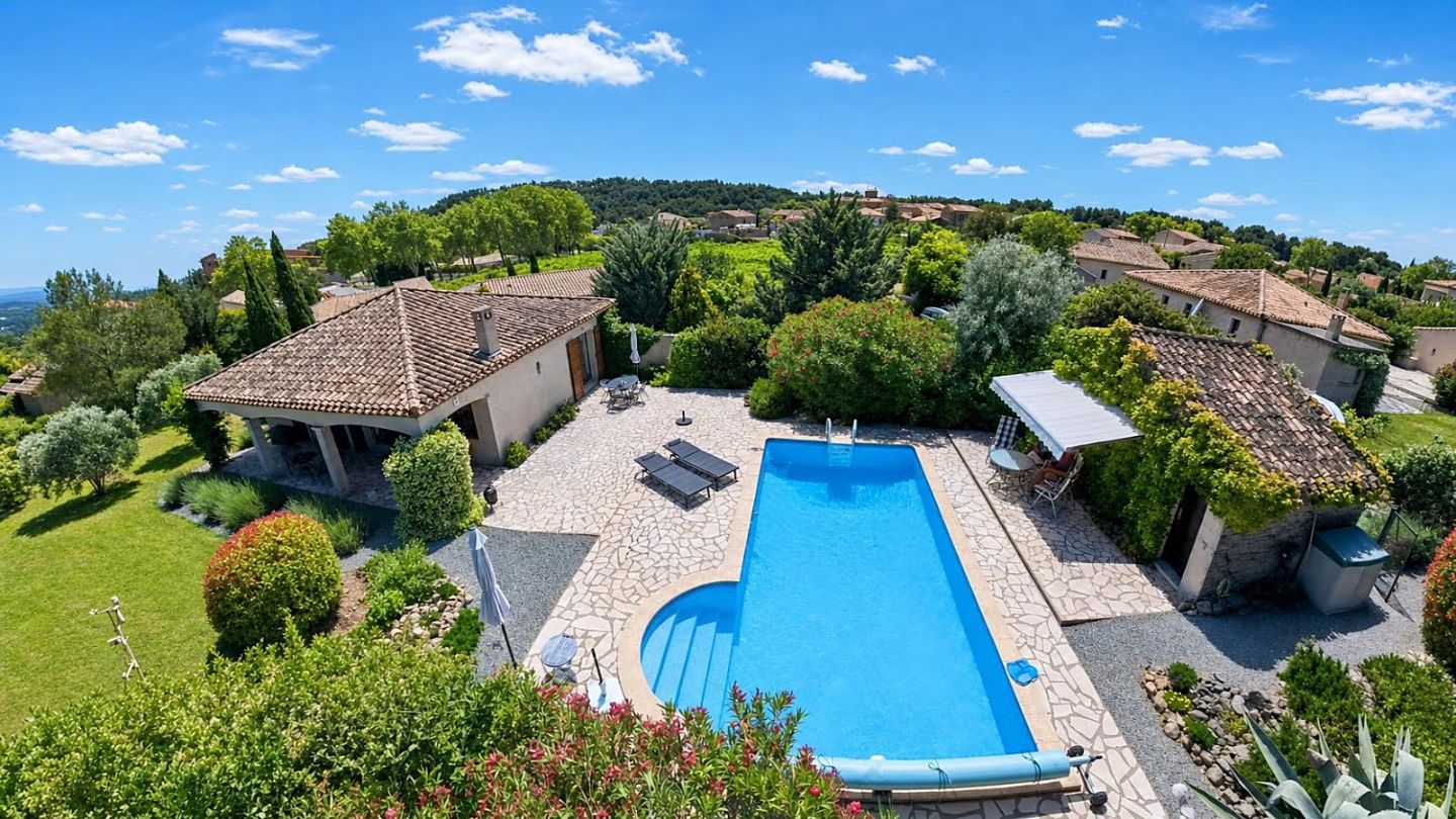 Villa avec belle vue, piscine, garage, jardin 2622 m² à Aigne