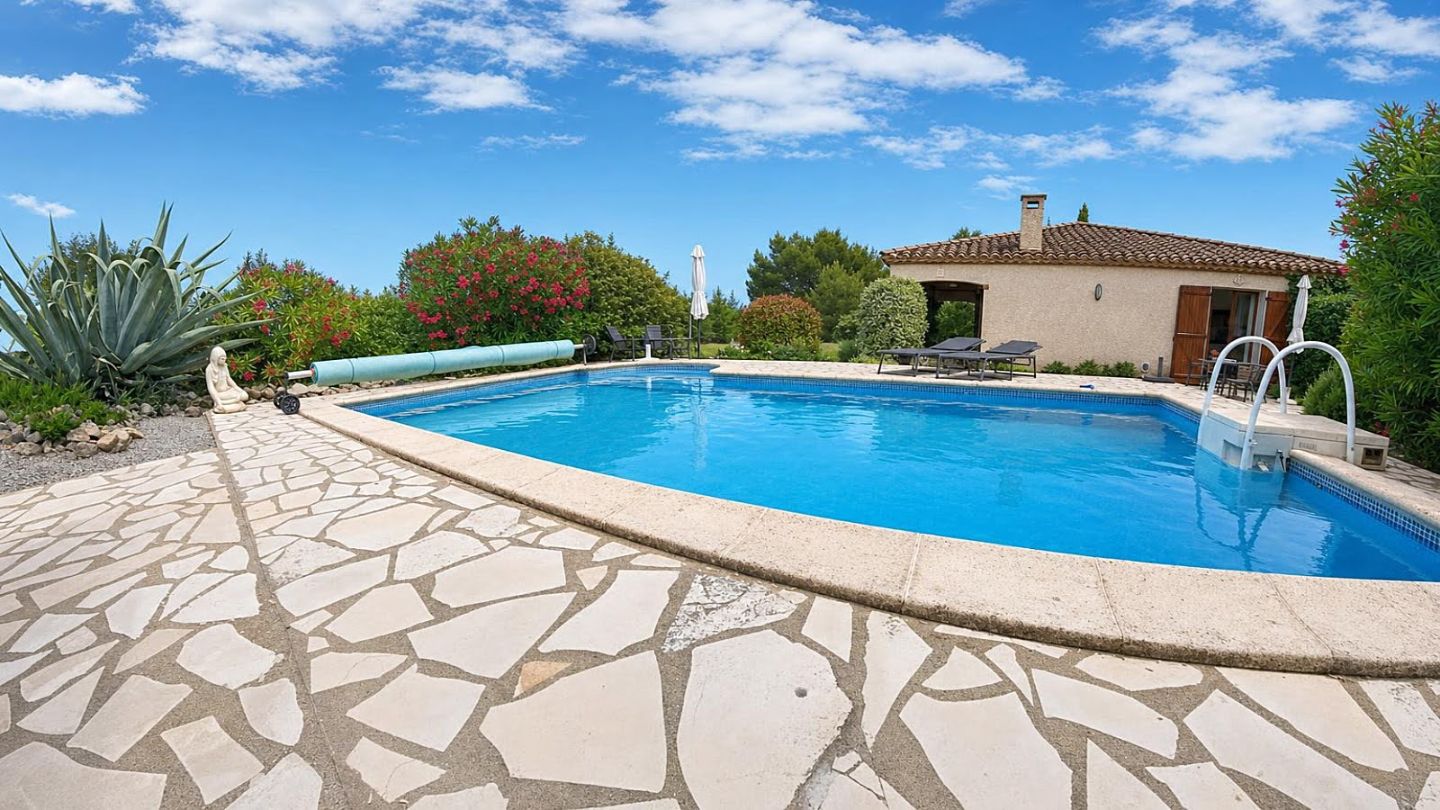 Villa avec belle vue, piscine, garage, jardin 2622 m² à Aigne