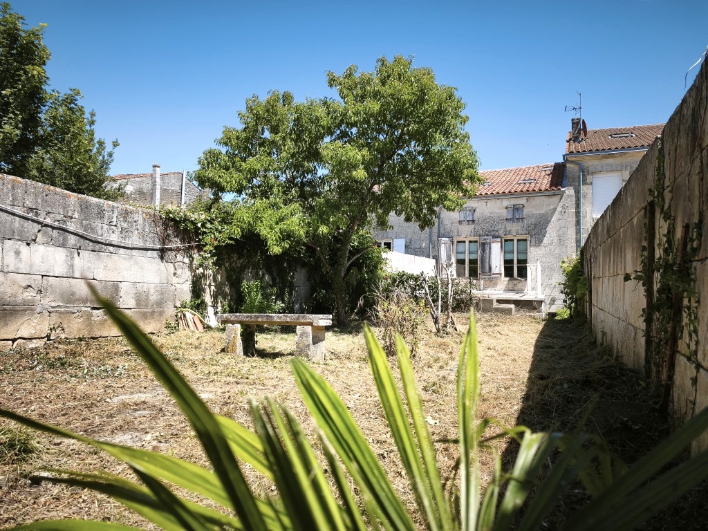En centre-ville de Pons - Maison 166 m² avec jardin et garage