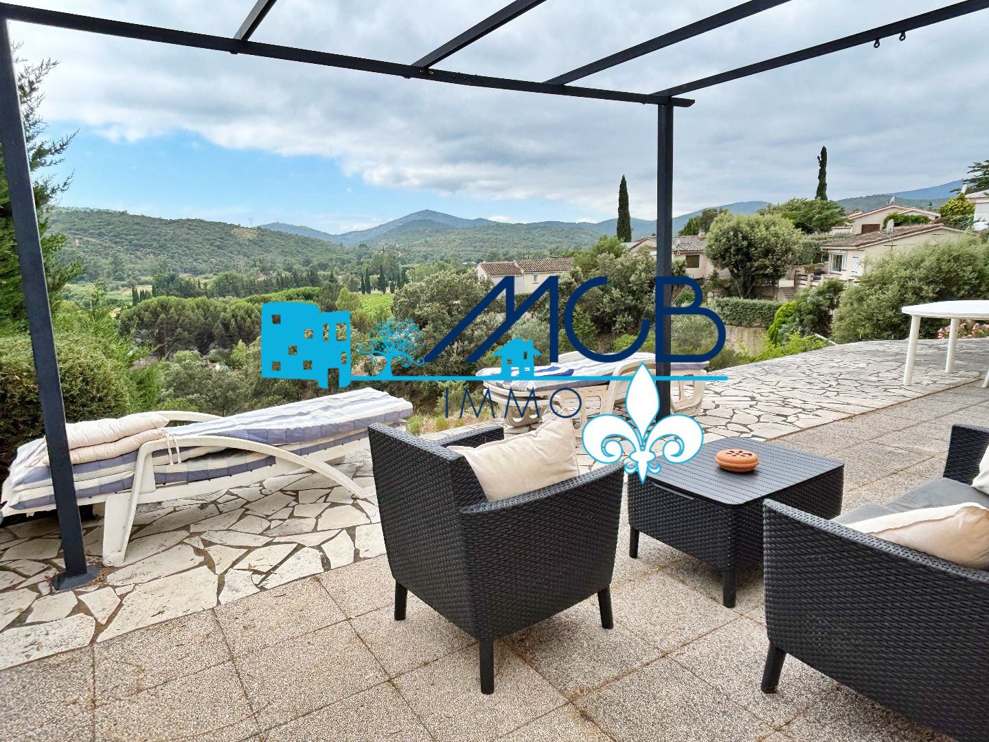 Chalet dans domaine avec piscine. Vue dégagée