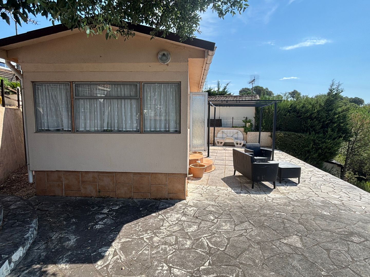Chalet dans domaine avec piscine. Vue dégagée