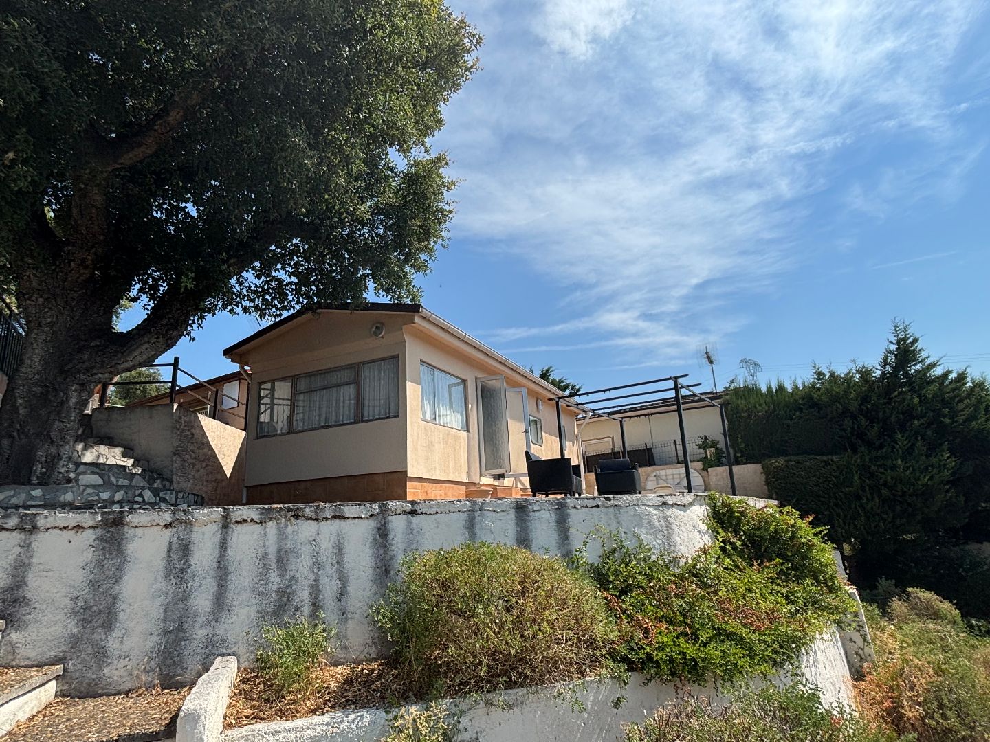 Chalet dans domaine avec piscine. Vue dégagée