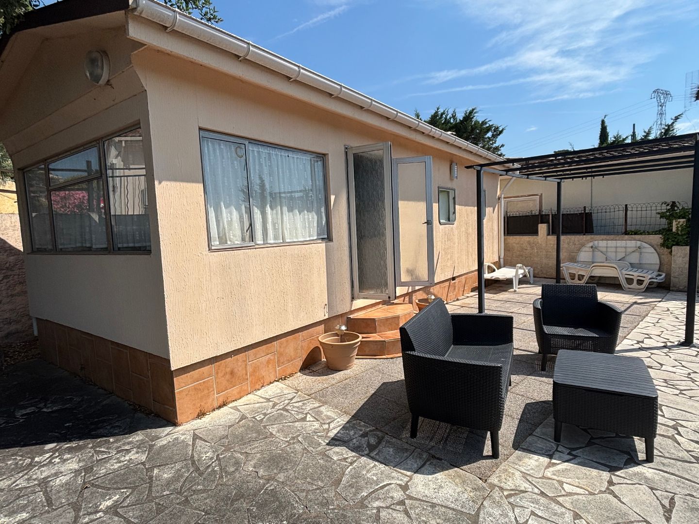 Chalet dans domaine avec piscine. Vue dégagée