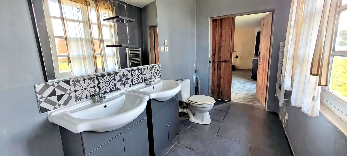 33230 ABZAC - PROPRIETE 5 CHAMBRES GRANGES 2HA TERRAIN