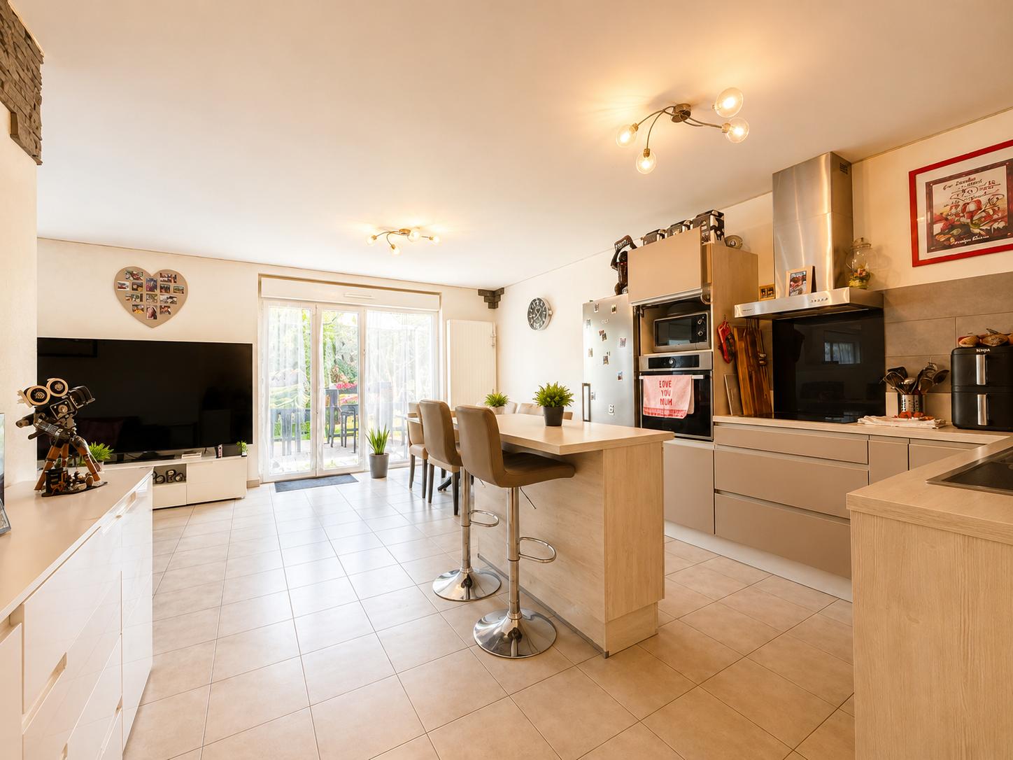 Maison familiale récente avec piscine et 377 m² de terrain