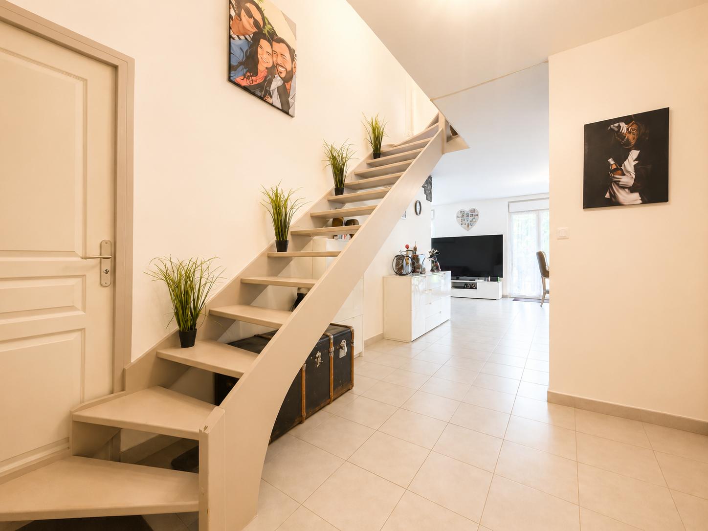Maison familiale récente avec piscine et 377 m² de terrain