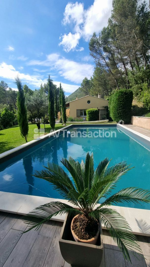 Villa provençale avec piscine & 6 ha – Proche Nyons (Drôme)