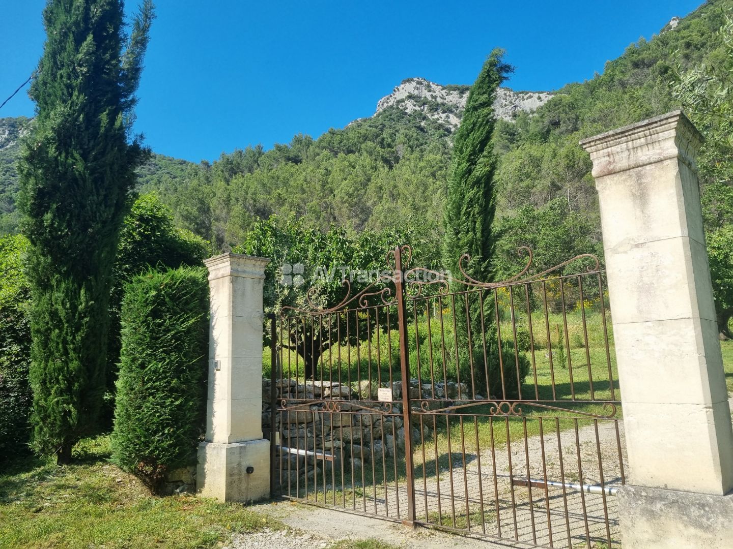 Villa provençale avec piscine & 6 ha – Proche Nyons (Drôme)