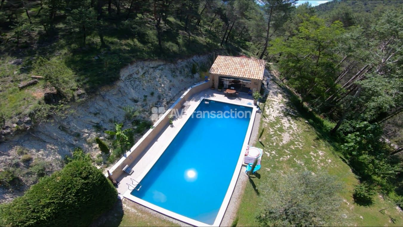 Villa provençale avec piscine & 6 ha – Proche Nyons (Drôme)