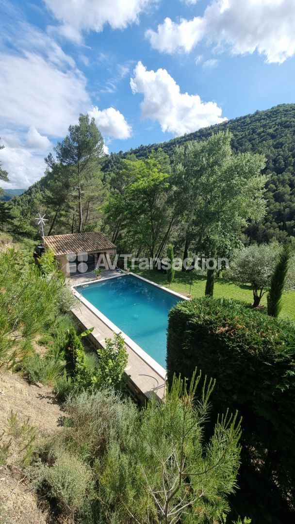 Villa provençale avec piscine & 6 ha – Proche Nyons (Drôme)