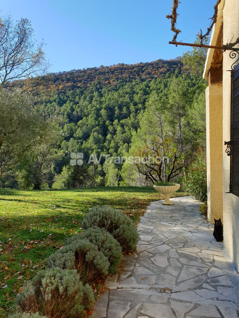 Villa provençale avec piscine & 6 ha – Proche Nyons (Drôme)