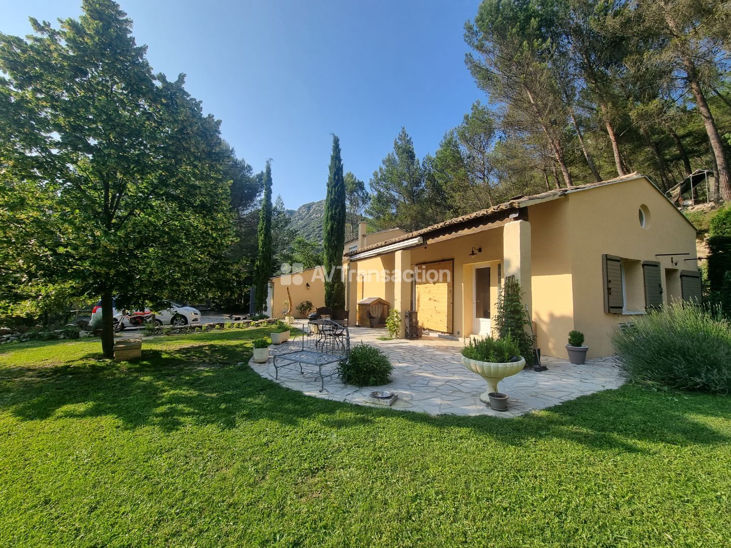 Villa provençale avec piscine & 6 ha – Proche Nyons (Drôme)