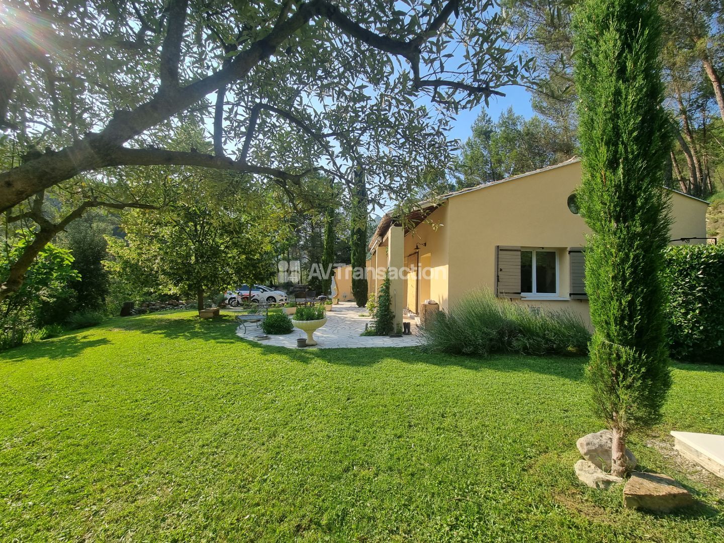 Villa provençale avec piscine & 6 ha – Proche Nyons (Drôme)