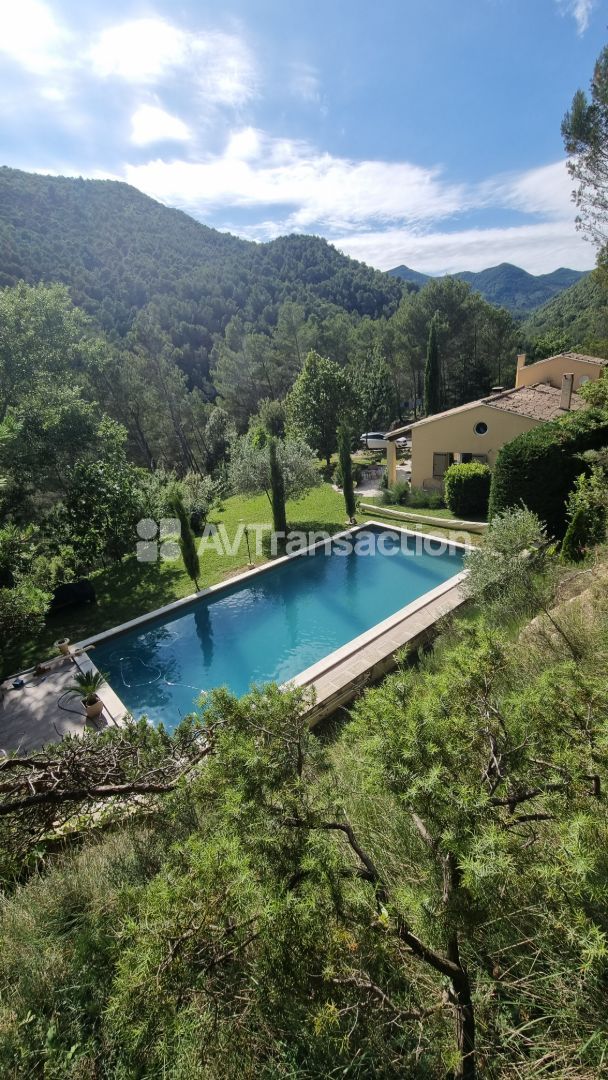 Villa provençale avec piscine & 6 ha – Proche Nyons (Drôme)