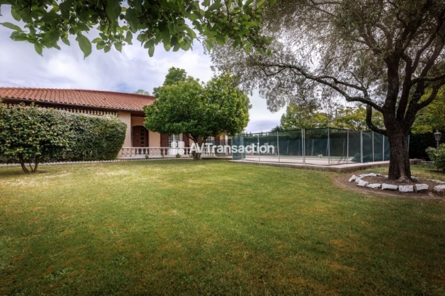 Maison plain pied avec piscine et double garage