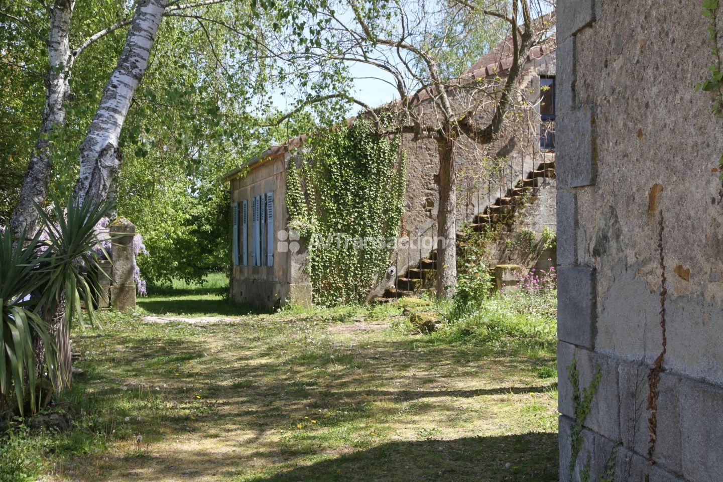 Propriété de caractère 425 m² sur 2,7 ha avec gîtes et piscine
