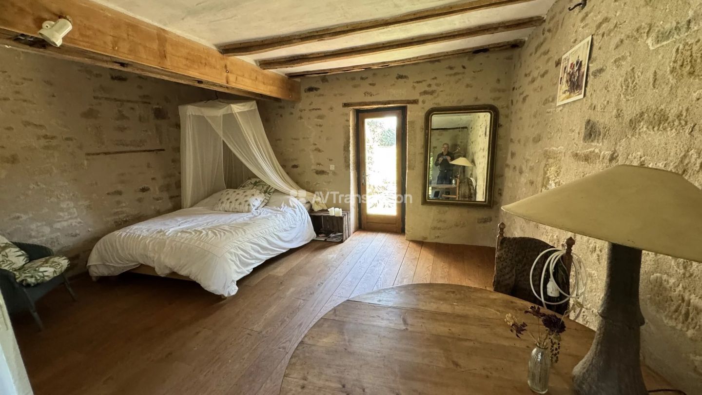 Propriété de caractère 425 m² sur 2,7 ha avec gîtes et piscine