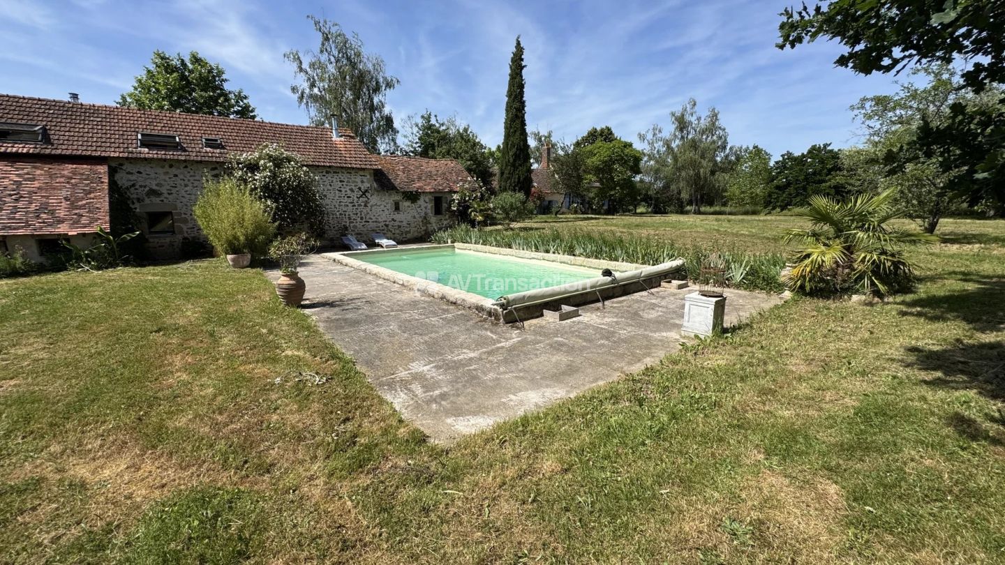 Propriété de caractère 425 m² sur 2,7 ha avec gîtes et piscine