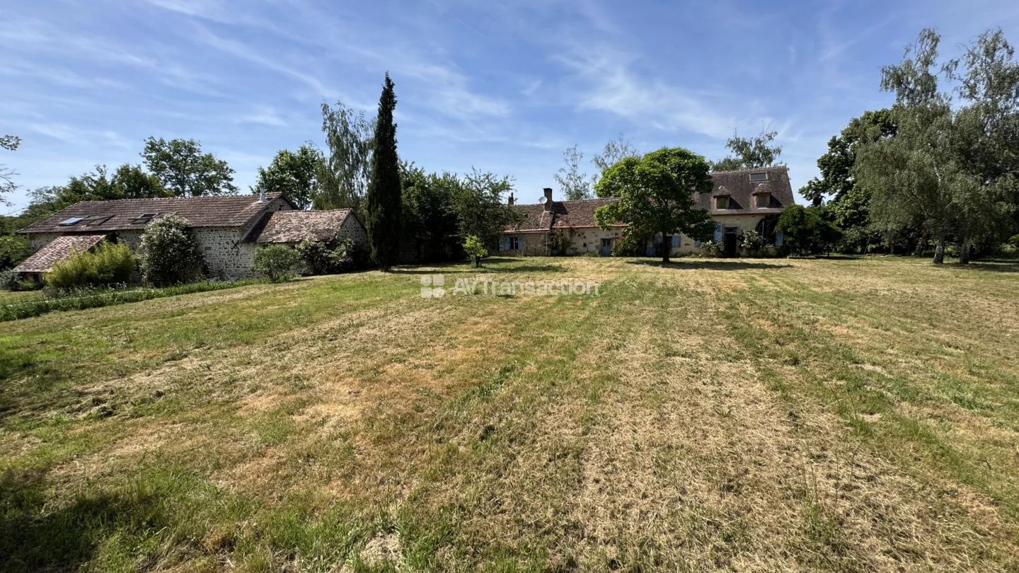 Propriété de caractère 425 m² sur 2,7 ha avec gîtes et piscine