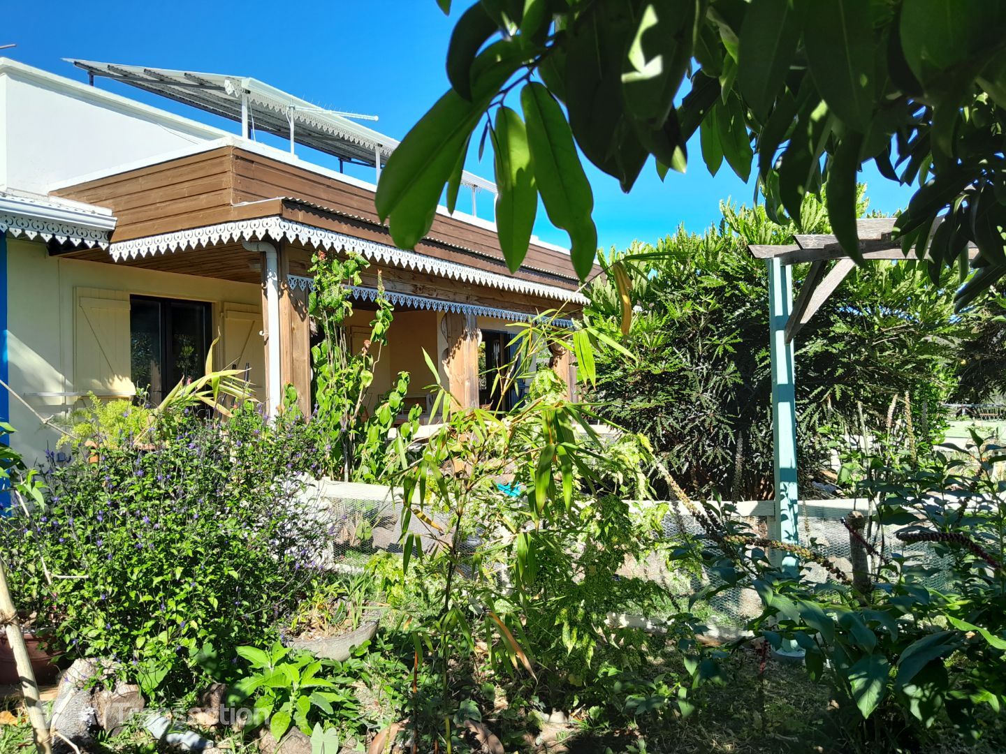 MAISON F7/8-180 m²-Terrain 1200 m²-BDN SAINTE CLOTILDE (97490)