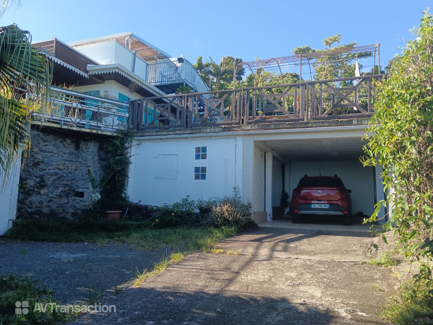 MAISON F7/8-180 m²-Terrain 1200 m²-BDN SAINTE CLOTILDE (97490)