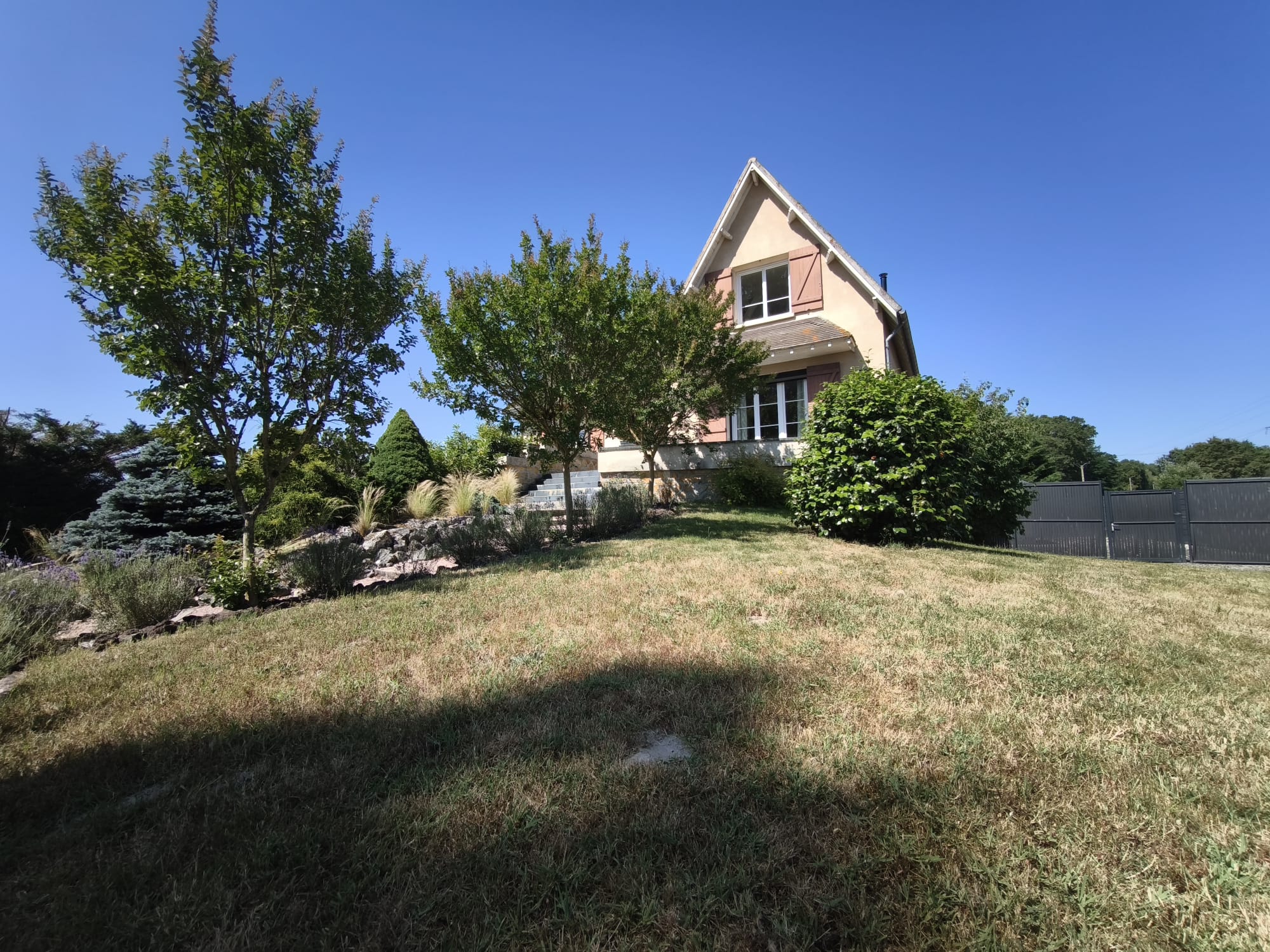 Propriété de plus de 8,5 hectares – Maison familiale avec piscin
