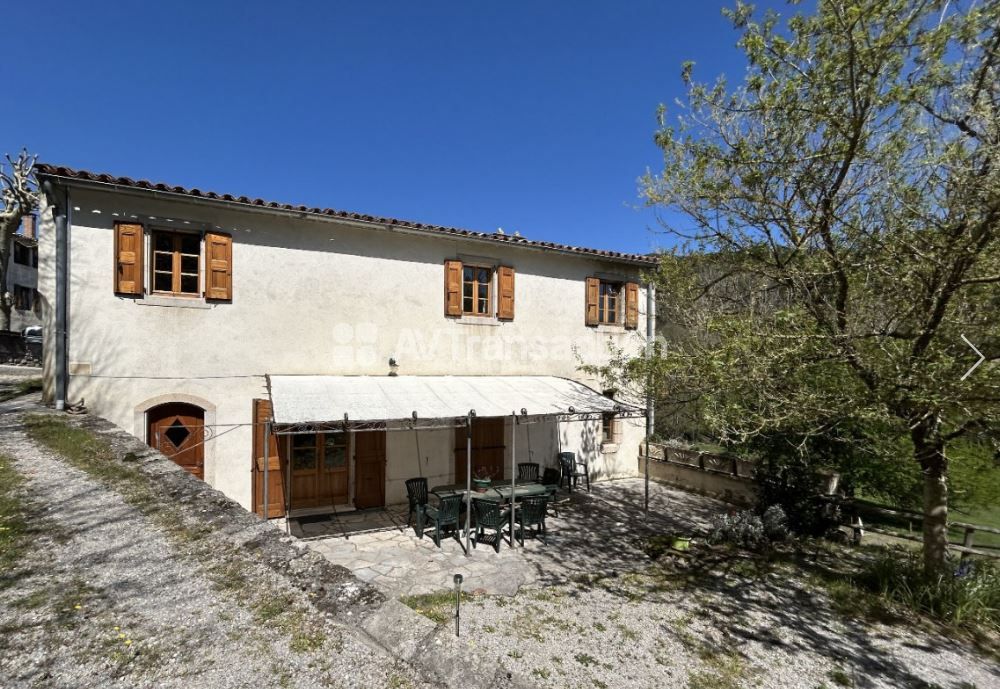 maison 110 m², piscine sur 6700 m² de jardin