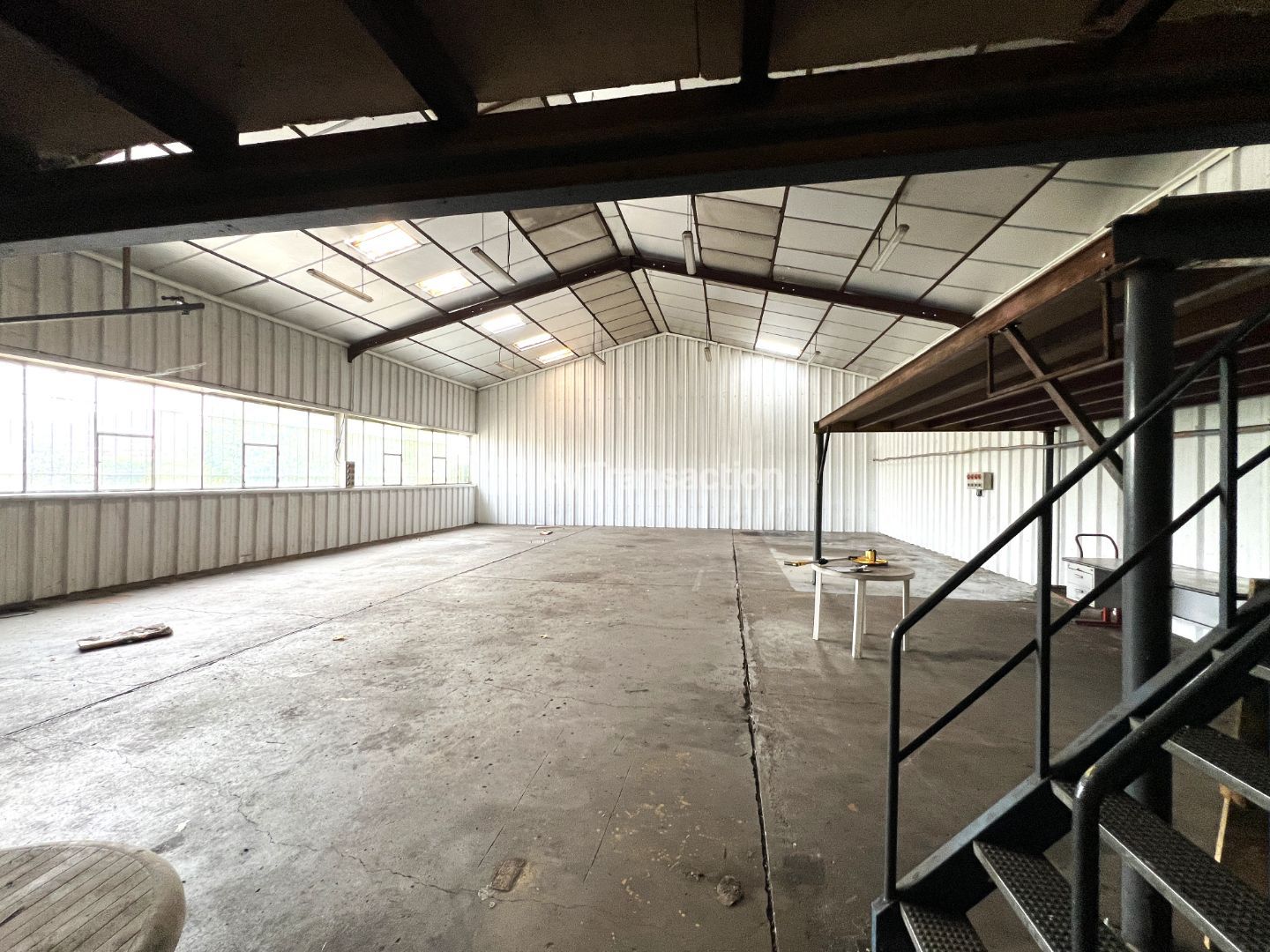 A vendre , Vernon ( 27200 ,)  batiment  d'activités 592  m2 