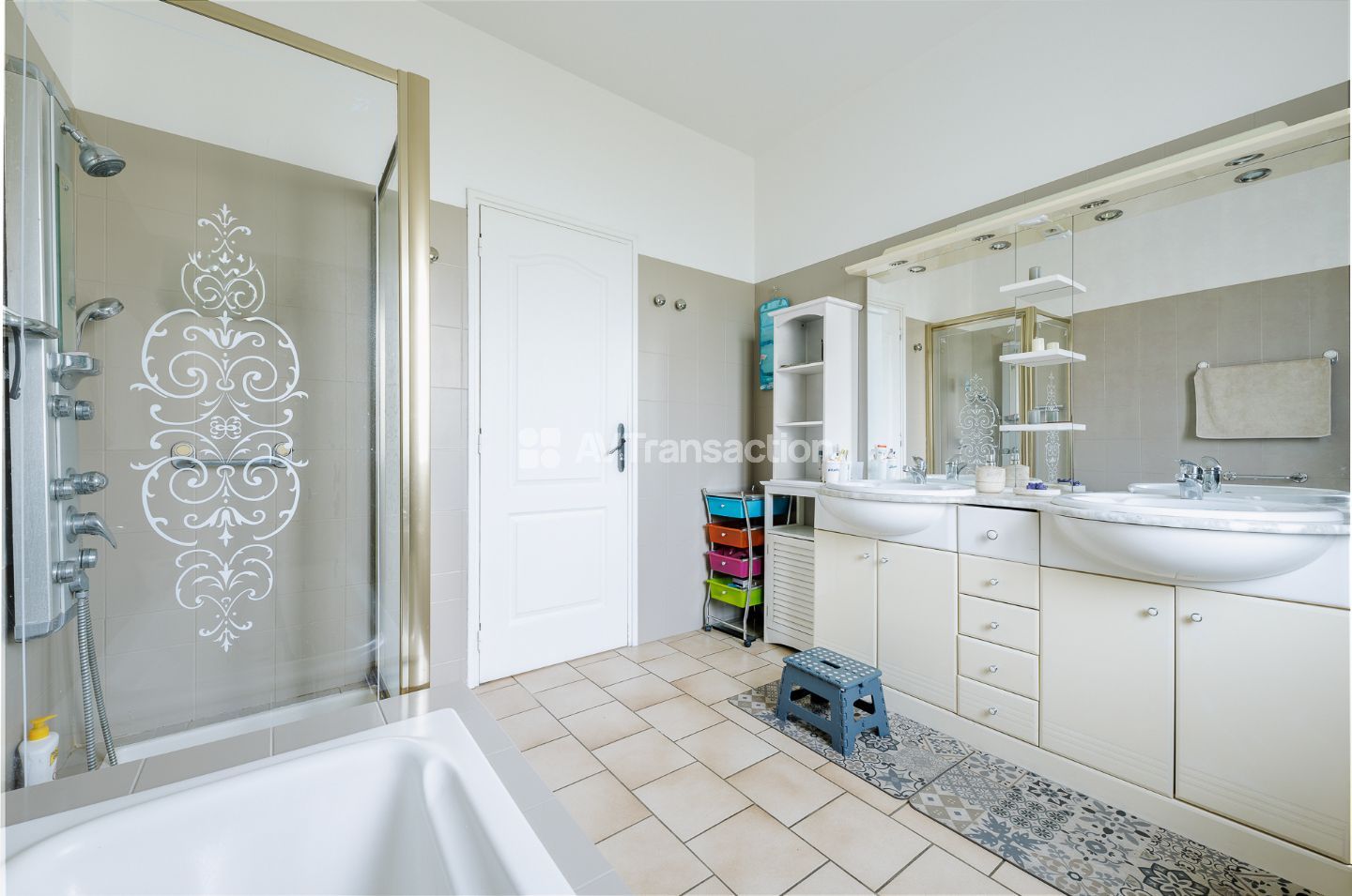 Maison plain pied avec piscine et double garage