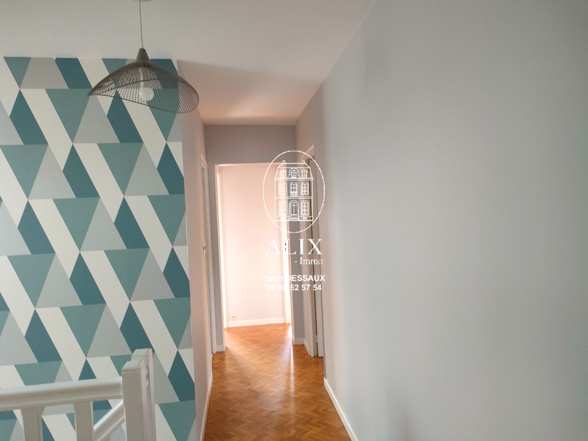 Maison très lumineuse dans un cadre agréable.