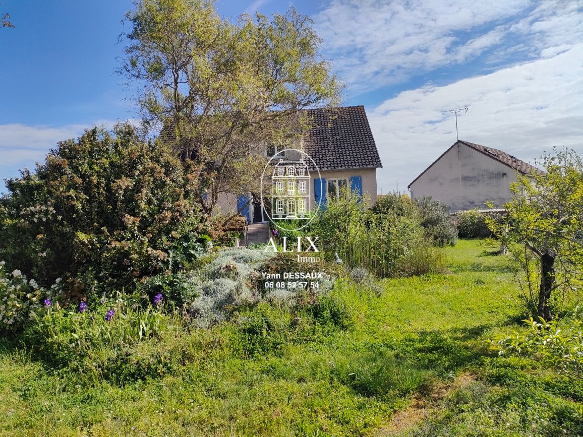Maison très lumineuse dans un cadre agréable.