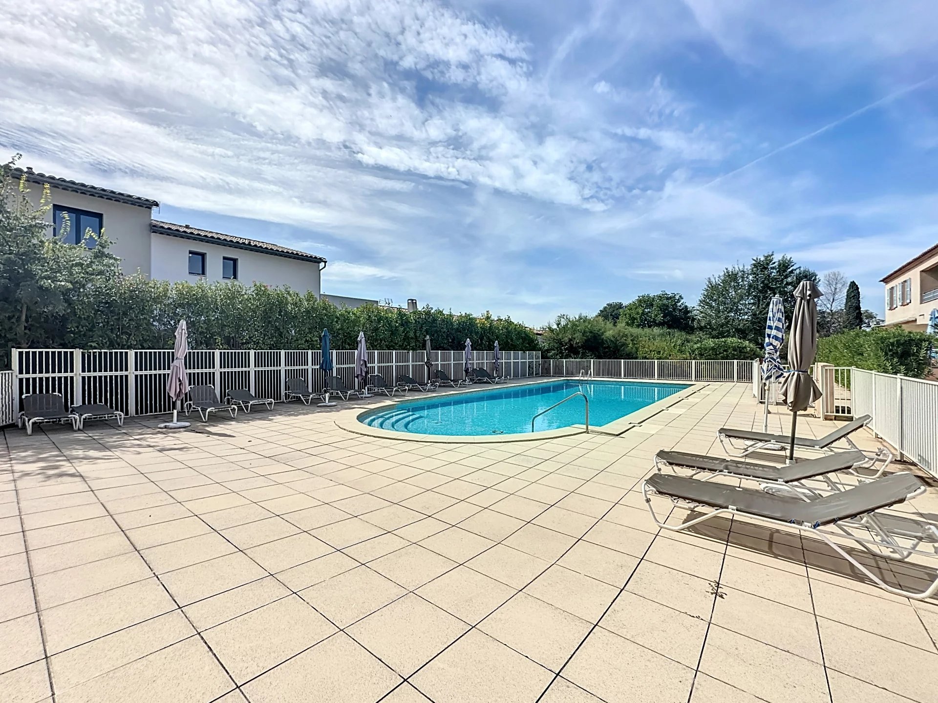 Superbe apartement avec terrasse dans résidence avec piscine
