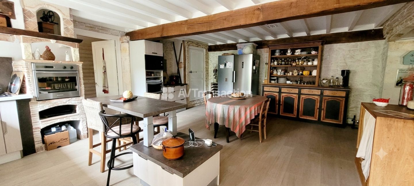 33180 ST SEURIN DE CADOURNE - MAISON EN PIERRES 243M² 6 CHAMBRES