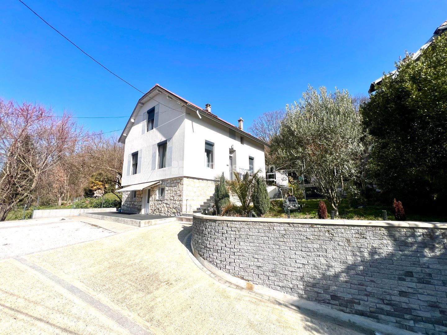 Maison constituée de 3 appartements indépendants