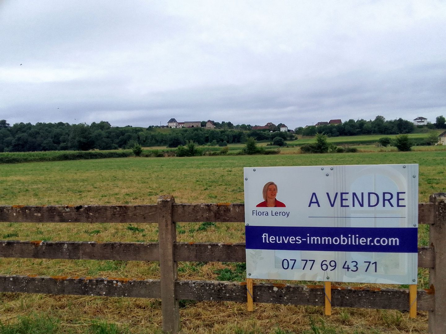 TERRAIN À BÂTIR DE PLUS D'1 HECTARE