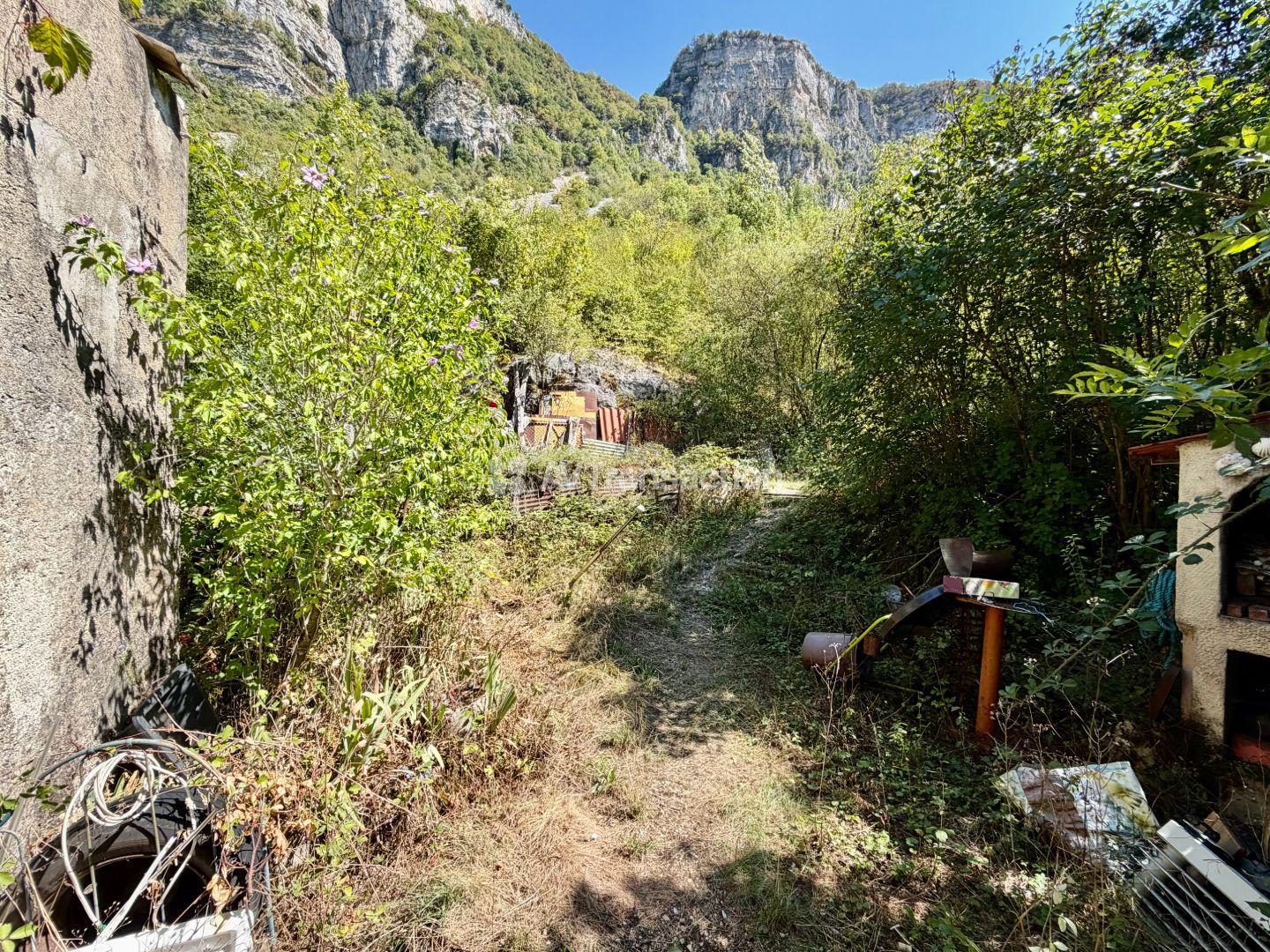 Deux appartements à rénover entièrement !