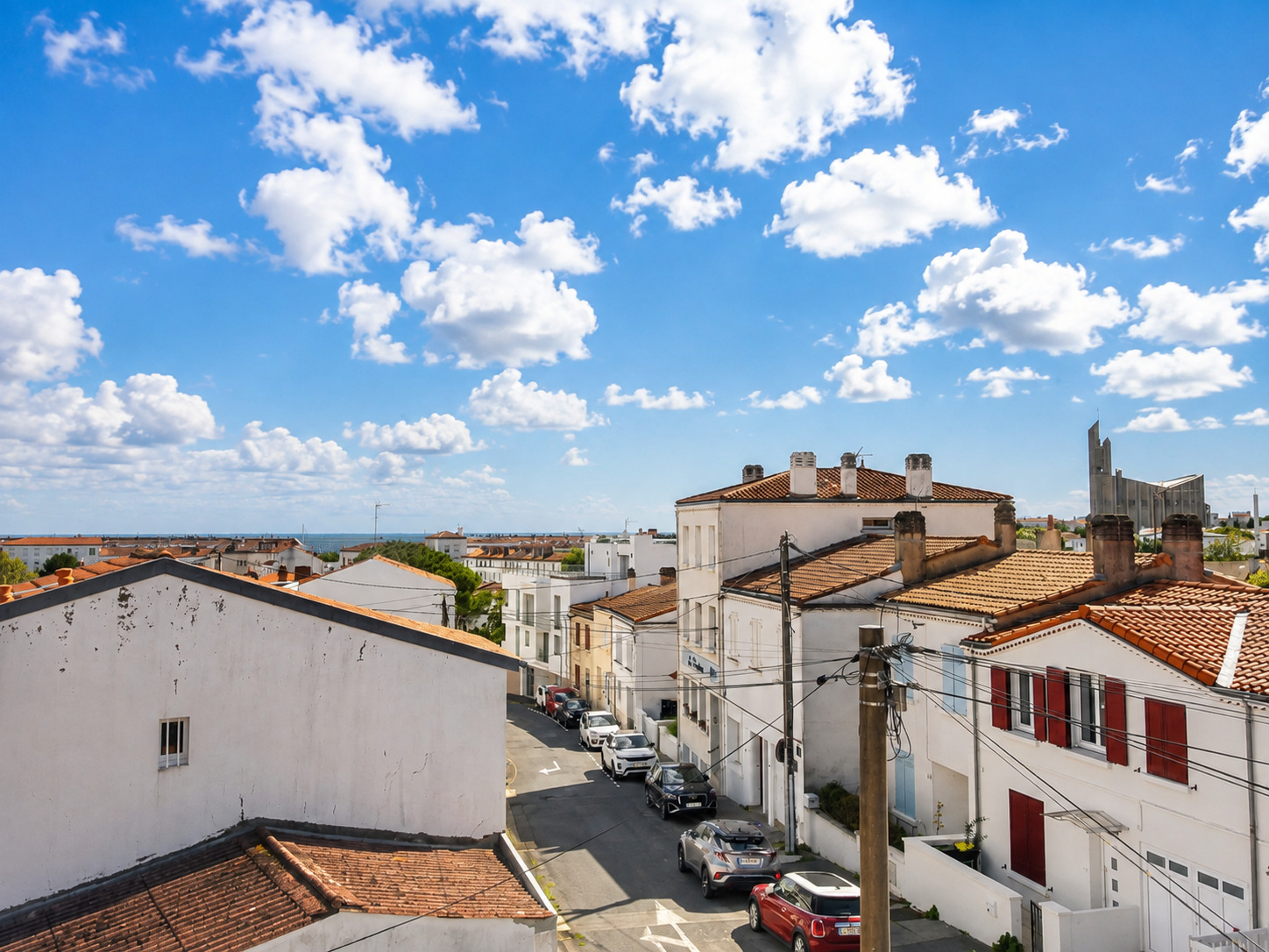 ROYAN CENTRE-VILLE – DERNIER ÉTAGE, BALCON ET VUE MER