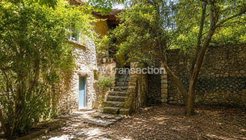 Authentique maison de hameau en pierres avec jardinet