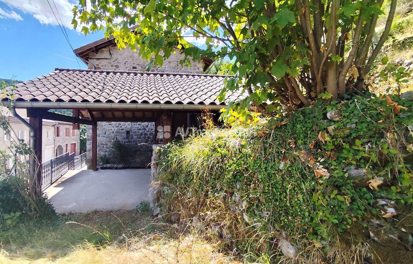 Maison en pierre, 3 chambres, garage, terrasse, jardin