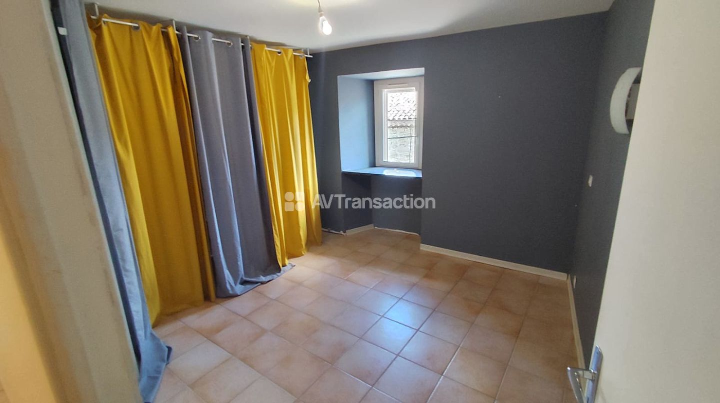 Maison en pierre, 3 chambres, garage, terrasse, jardin