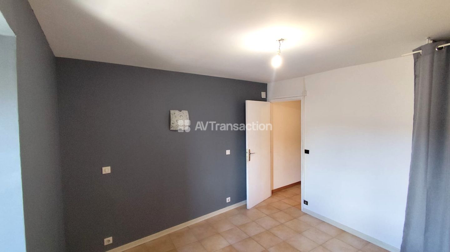 Maison en pierre, 3 chambres, garage, terrasse, jardin