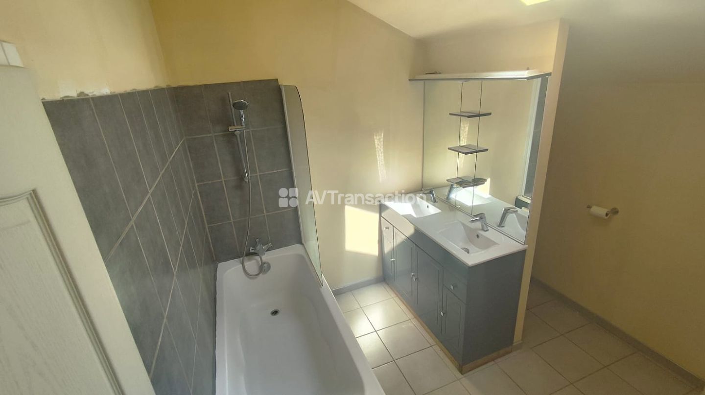 Maison en pierre, 3 chambres, garage, terrasse, jardin