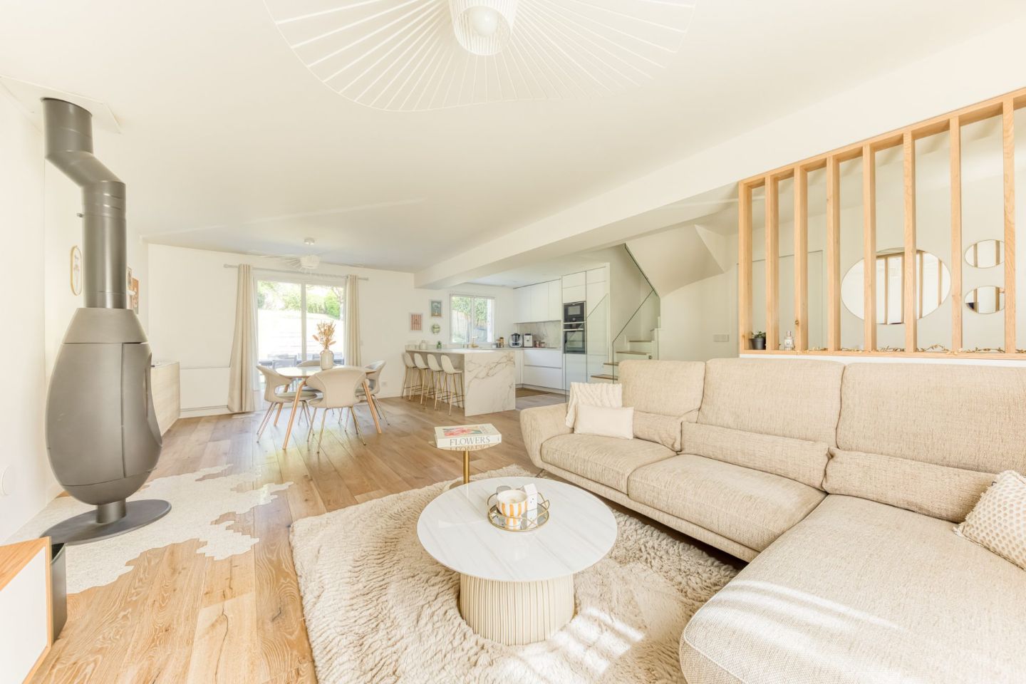 MAISON COMME NEUVE (2023) – Posez vos valises !