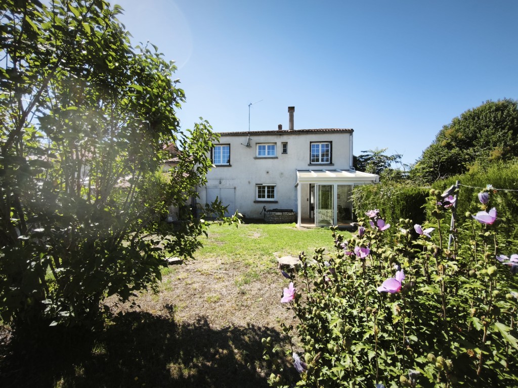 GÉMOZAC – Maison familiale avec jardin et garage