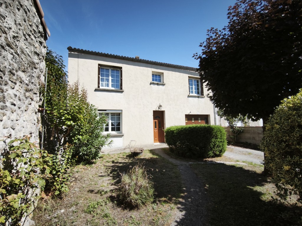 GÉMOZAC – Maison familiale avec jardin et garage