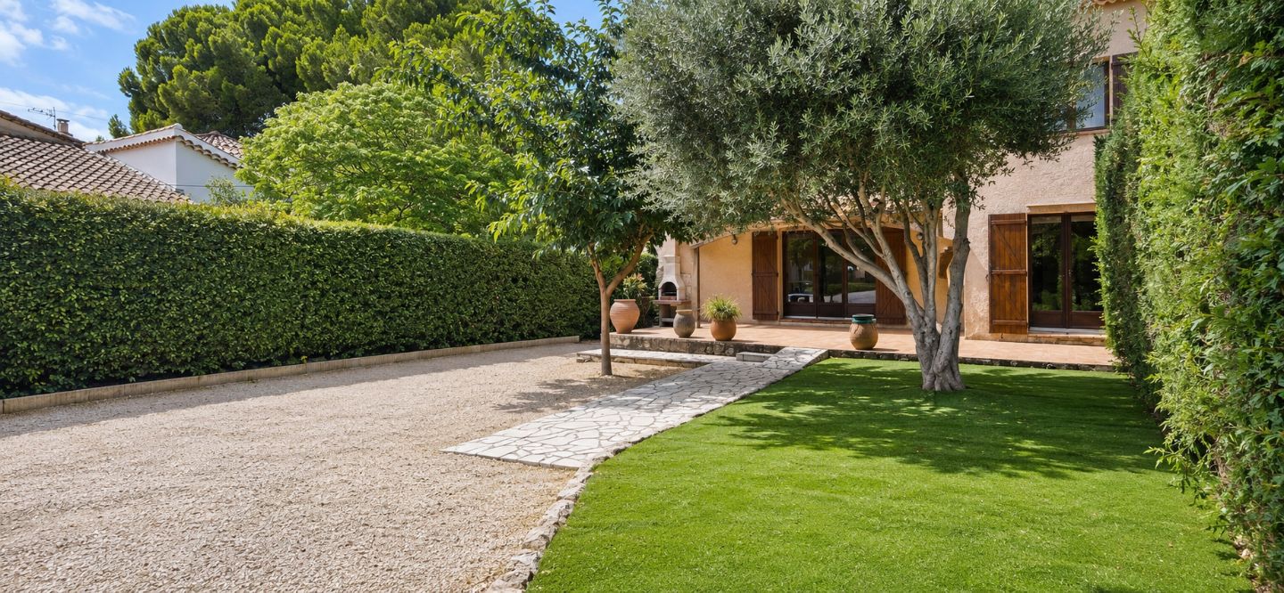  EXCLUSIVITE St Cyr sur Mer maison composée de 2 appartements.