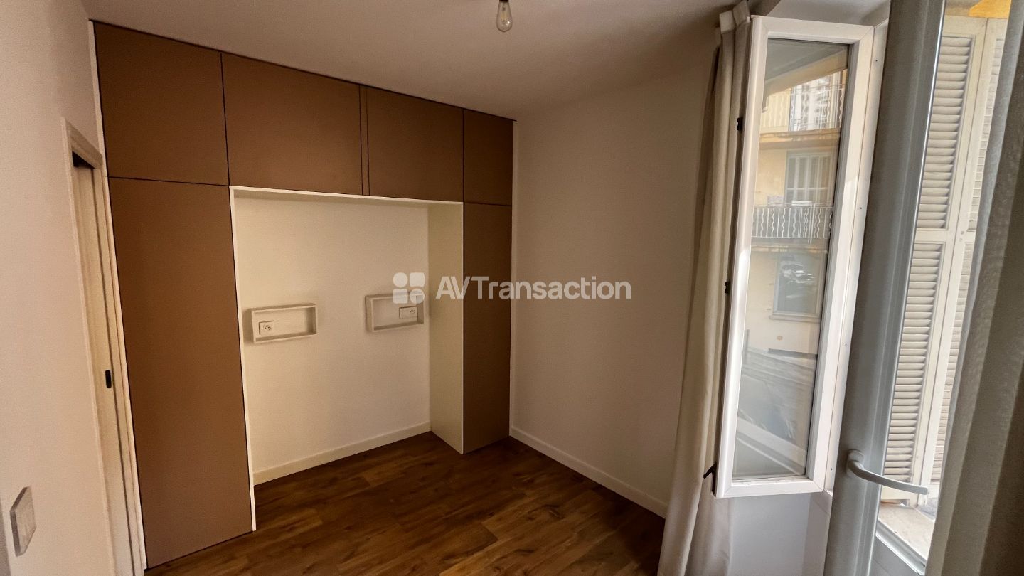 Ajaccio Hypercentre T1 bis rénové avec chambre indépendante.