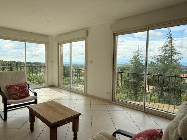 Villa offrant une vue imprenable campagne jusqu'aux Pyrénées 